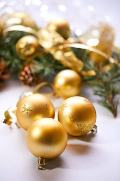 Ramo Árvore Natal Com Bolas Douradas Fitas — Fotografia de Stock