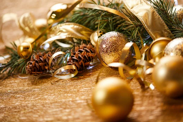 Vánoční Větev Zlaté Koule Stuhy — Stock fotografie