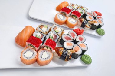 geleneksel suşi beyaz tabaklar ayarlar