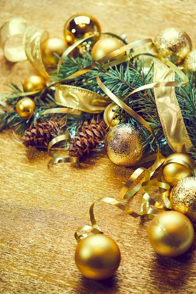 Karácsonyfa Ága Arany Golyó Szalagok — Stock Fotó