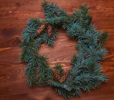 Çam kozalakları ahşap tablo ile Noel çelenk 