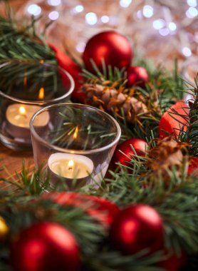 kırmızı topları ve çam kozalakları ahşap masa üzerinde Noel çelenk 