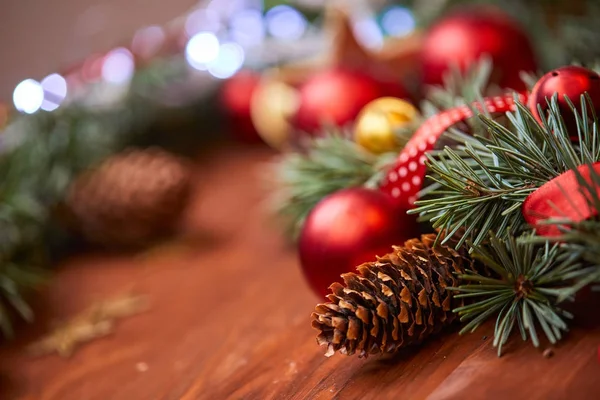 赤と金色のボールでクリスマス リース クローズ アップ — ストック写真