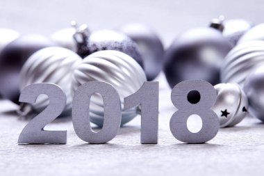 Yeni yıl dekoratif sayılar 2018 Noel gümüş toplar