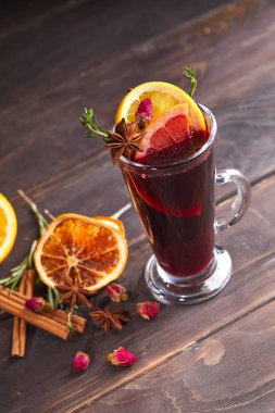 ahşap arka plan üzerinde sıcak mulled şarap cam bardak