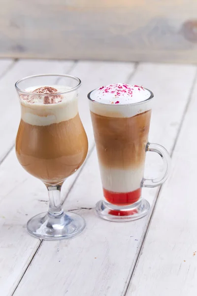 Café Con Crema Batida Vasos Vidrio Sobre Mesa Madera — Foto de Stock