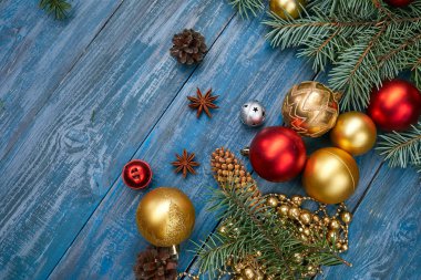 Noel dekorasyonları ahşap tahta üzerinde çam dalları ile