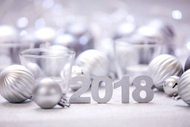 Yeni yıl dekoratif sayılar 2018 Noel gümüş toplar