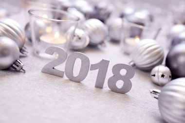 Yeni yıl dekoratif sayılar 2018 Noel gümüş toplar