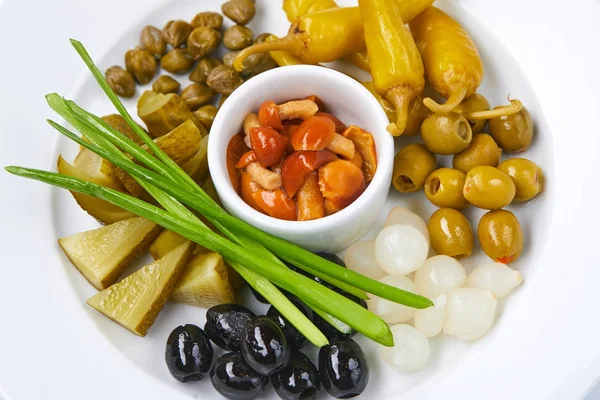 白色盘子上的传统腌制开胃菜 — 图库照片