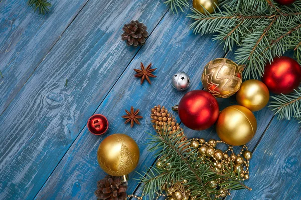 Vánoční Ozdoby Větvemi Jedlí Dřevěné Desce — Stock fotografie