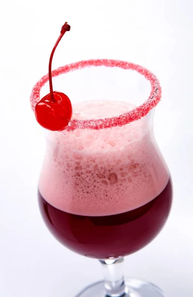 Cocktail Alcolico Dolce Con Ciliegia Sfondo Bianco — Foto Stock