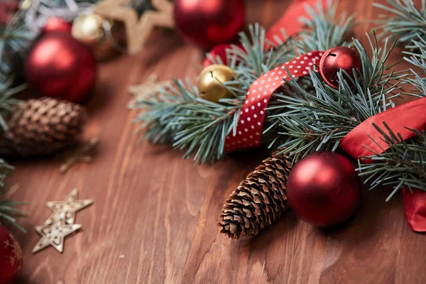 Kerstversiering Met Spar Tak Houten Tafel — Stockfoto