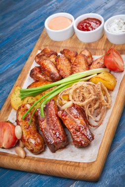 et iştah açıcı ve ahşap kesme tahtası üzerinde soslar ile  