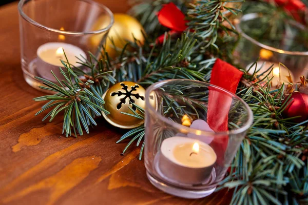 Decoraciones Navideñas Con Rama Abeto Mesa Madera — Foto de Stock