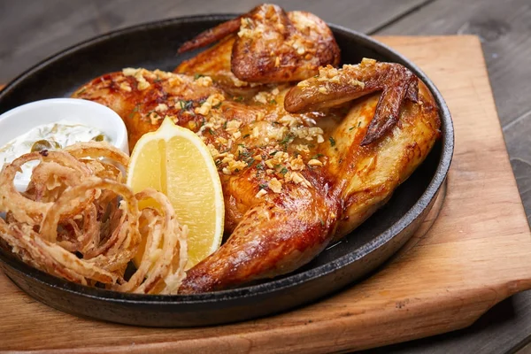 Poulet Rôti Avec Sauce Dans Une Casserole Sur Planche Découper — Photo