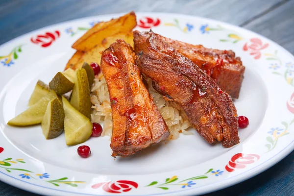 Costillas Parrilla Con Patatas Plato Blanco —  Fotos de Stock