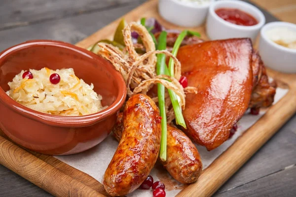 Carne Con Aperitivo Salsas Tabla Cortar Madera —  Fotos de Stock