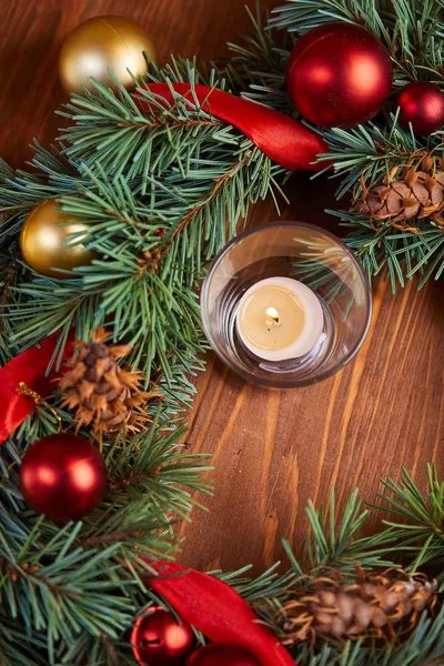 Ghirlanda Natale Con Palline Rosse Dorate Candela — Foto Stock