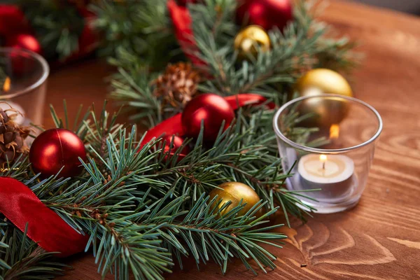 Corona Navidad Con Bolas Rojas Doradas Velas —  Fotos de Stock