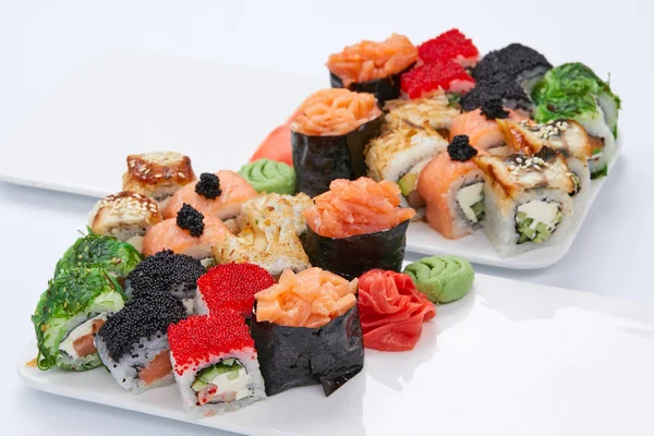 Conjuntos Sushi Tradicionales Platos Blancos — Foto de Stock