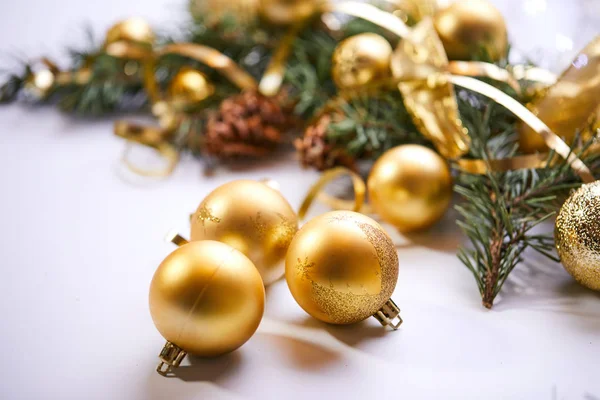 Kerstboom Tak Met Gouden Ballen Linten — Stockfoto