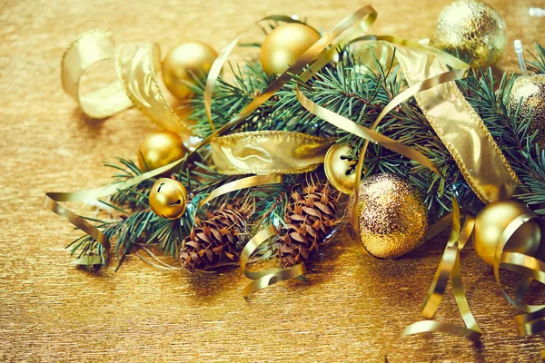 Boże Narodzenie Drzewo Gałąź Złote Kule Wstążki — Zdjęcie stockowe