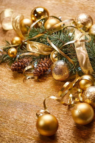 圣诞树枝金色的球和丝带 — 图库照片
