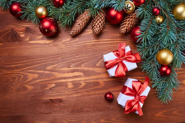Різдвяний Вінок Червоними Золотими Кулями Подарунковими Коробками Дерев Яному Столі — стокове фото