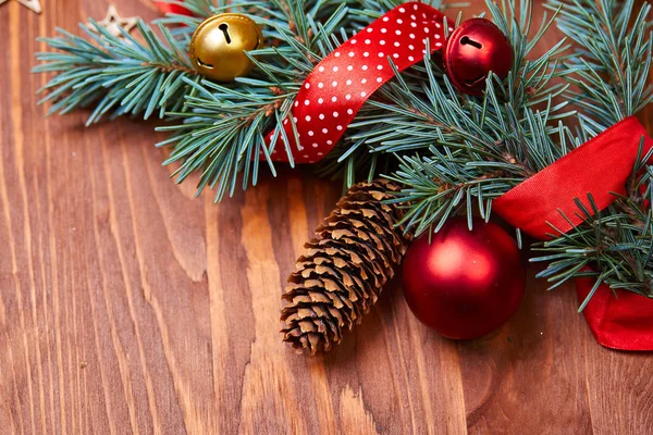 Kırmızı ve altın top ile Noel çelenk