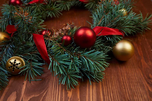 Grinalda Natal Com Bolas Vermelhas Douradas — Fotografia de Stock