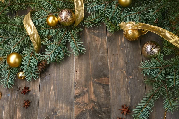木桌上的圣诞装饰品 — 图库照片