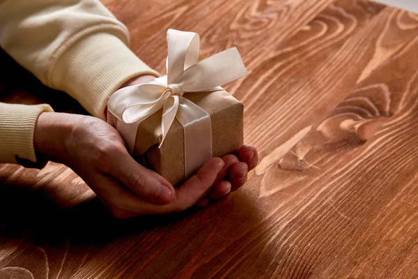 Manos Sosteniendo Caja Regalo Hecha Mano Primer Plano — Foto de Stock