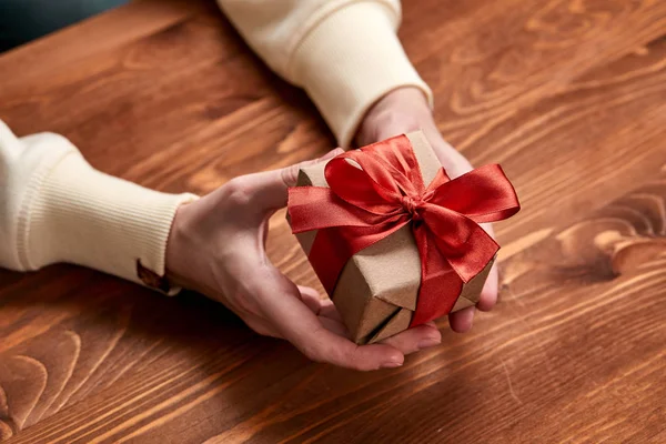 Manos Sosteniendo Caja Regalo Hecha Mano Primer Plano — Foto de Stock