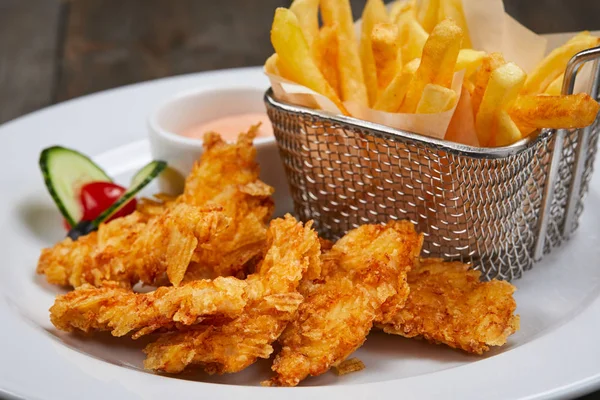 Pepite Pollo Con Patatine Fritte Piatto Bianco — Foto Stock