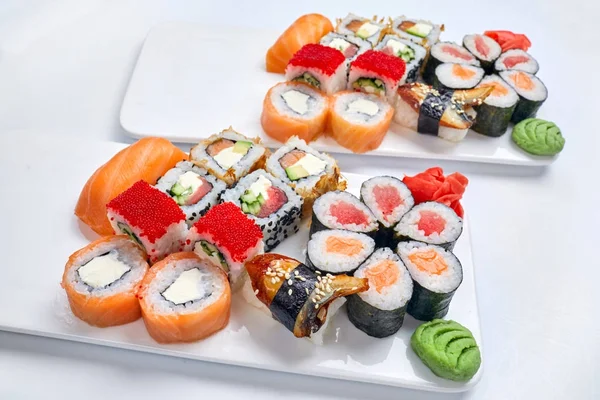 Conjuntos Sushi Placas Aisladas Sobre Fondo Blanco — Foto de Stock