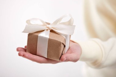 el yapımı hediye kutusu, yakın çekim tutan el