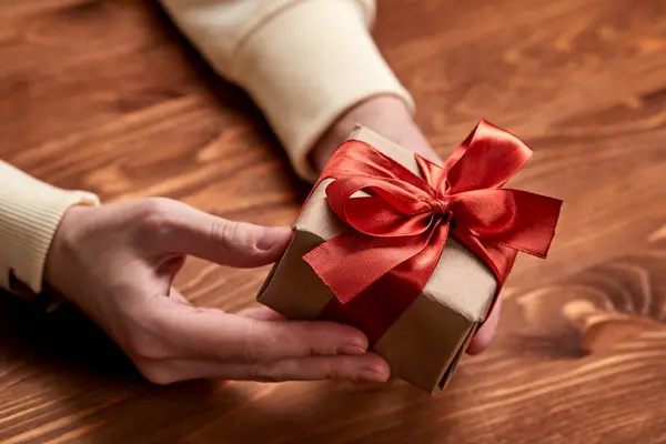 Manos Sosteniendo Caja Regalo Hecha Mano Primer Plano — Foto de Stock