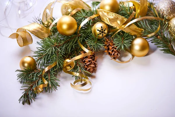 圣诞树分支与金黄球和丝带 新年和圣诞节概念 — 图库照片
