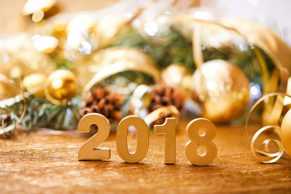 Nieuwjaar Decoratieve Cijfers 2018 Met Kerstversiering Houten Tafel — Stockfoto