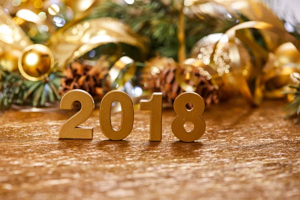 Nieuwjaar Decoratieve Cijfers 2018 Met Kerstversiering Houten Tafel — Stockfoto