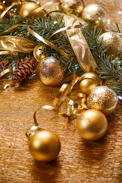 圣诞树分支与金黄球和丝带 新年和圣诞节概念 免版税图库图片