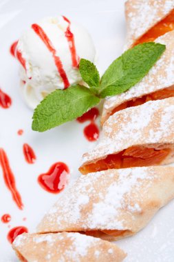 Strudel dondurma beyaz tabakta ile yakın çekim  