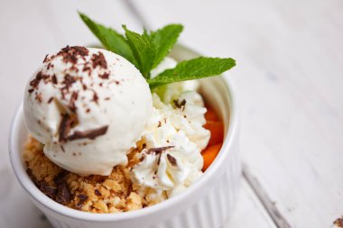 çilek ve beyaz kase dondurma ile harap