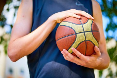 basketbol topu, yakın çekim tutan adam 