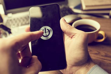 iş kavramı ile modern smartphone ofiste holding erkek eller
