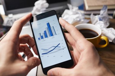 Akıllı telefon kullanan iş adamı