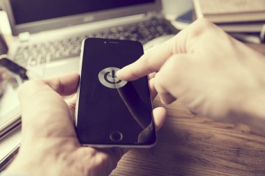 iş kavramı ile modern smartphone ofiste holding erkek eller