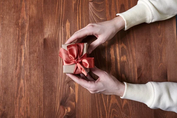 Manos Sosteniendo Caja Regalo Hecha Mano Primer Plano — Foto de Stock