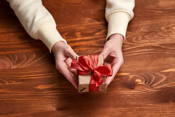 Manos Sosteniendo Caja Regalo Hecha Mano Primer Plano — Foto de Stock